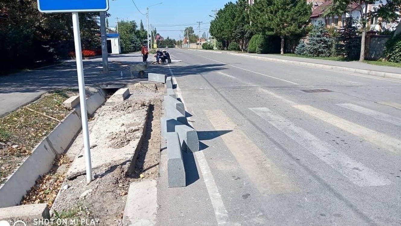 На бишкекских улицах, построенных на грант Китая, исправляют дефекты. Фото — Today.kg