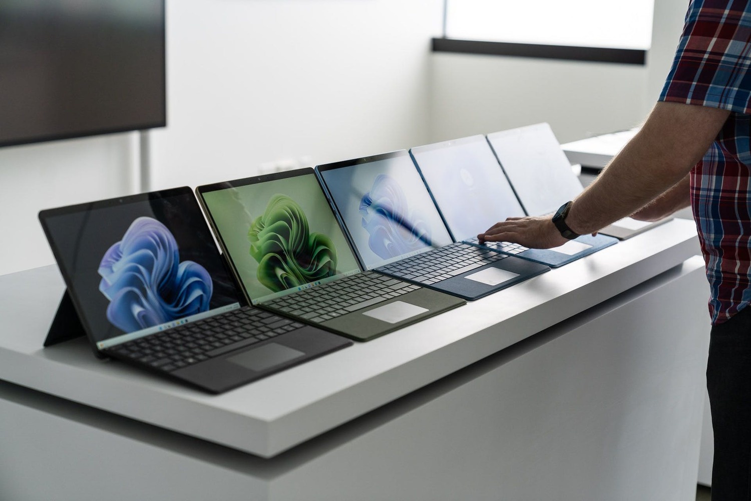 Компания Microsoft представила флагманский ноутбук — Today.kg