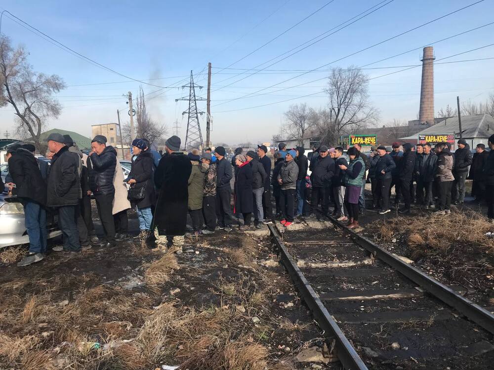 Бишкек: Перед базой, где продают уголь по 3 тыс сомов, образовалась большая очередь — Today.kg