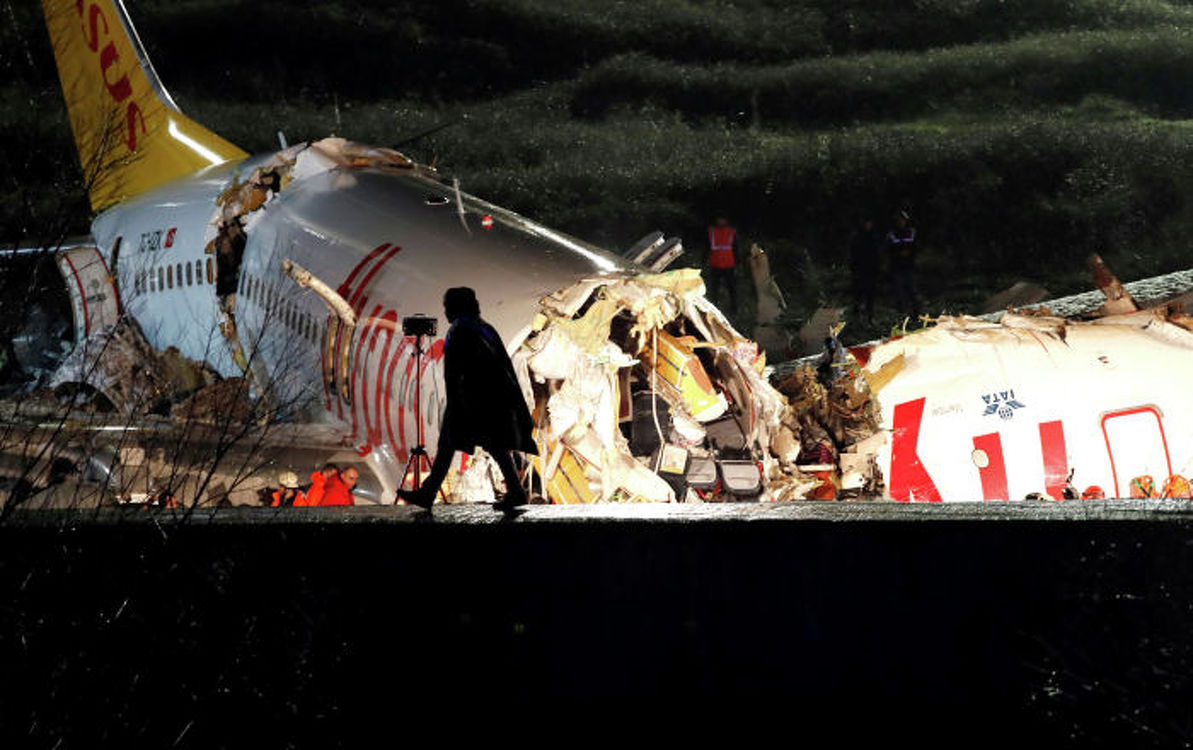 Самолет в Стамбуле развалился на три части — чудом никто не погиб — Today.kg