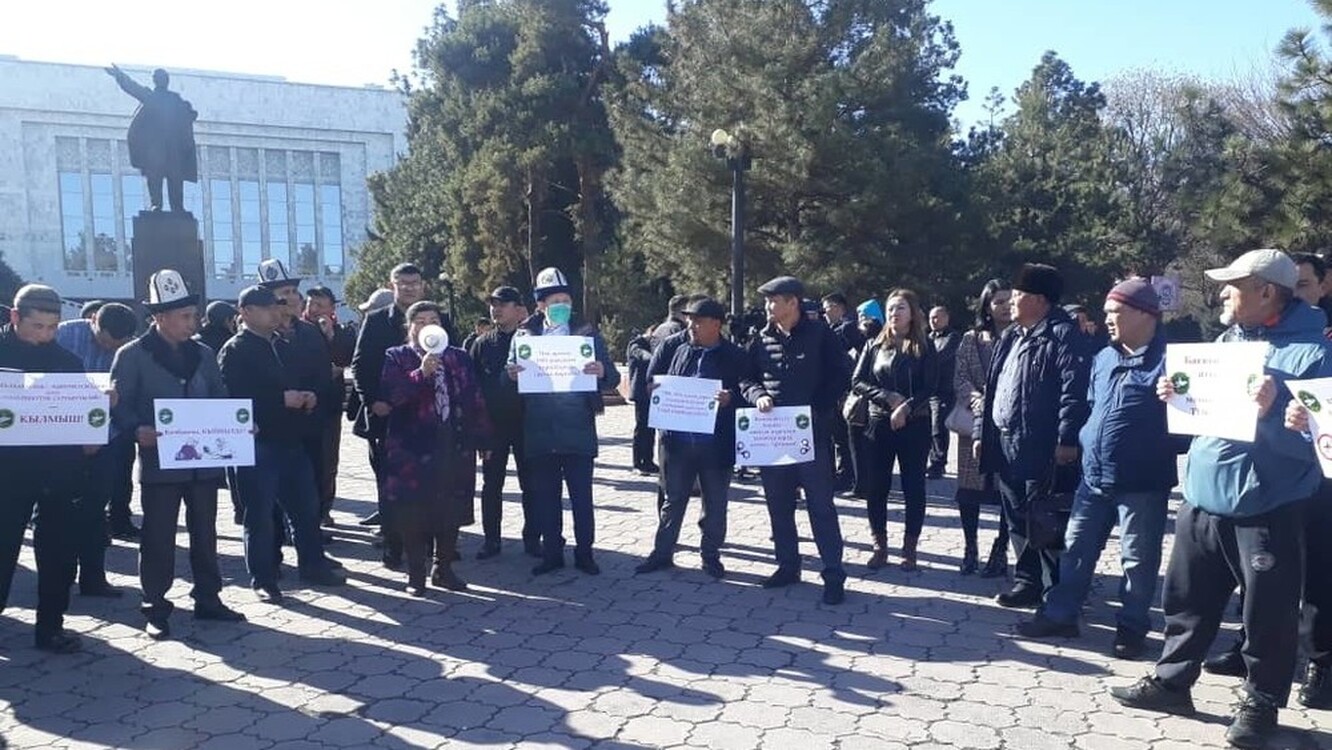 В Бишкеке проходит митинг с просьбой решить проблемы на кыргызско-таджикской границе — Today.kg