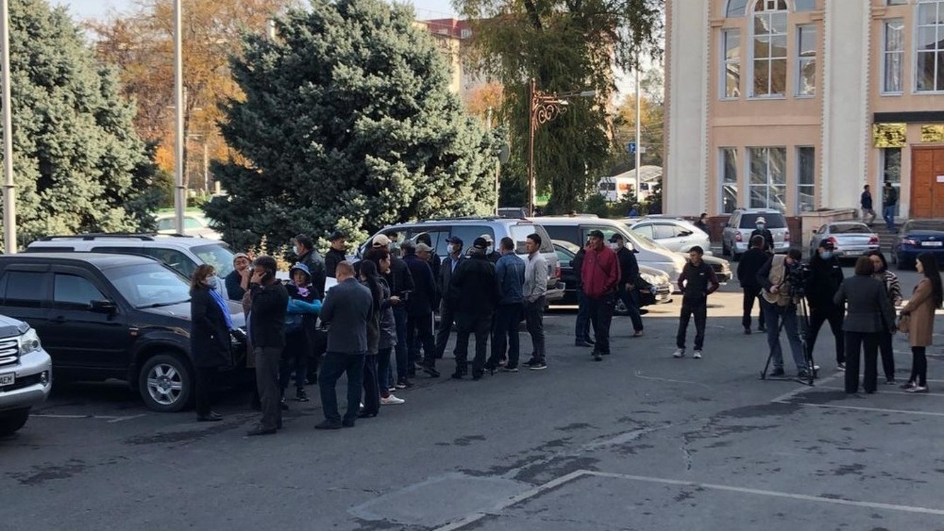 У здания мэрии Бишкека вышли несогласные с назначением Наримана Тюлеева на пост и.о. мэра — Today.kg