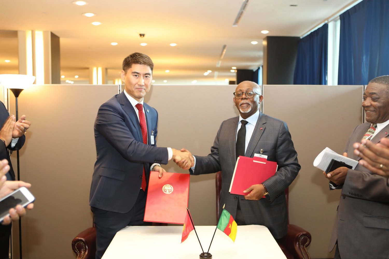 Установлены дипломатические отношения Кыргызстана с Камеруном и Мозамбиком — Today.kg