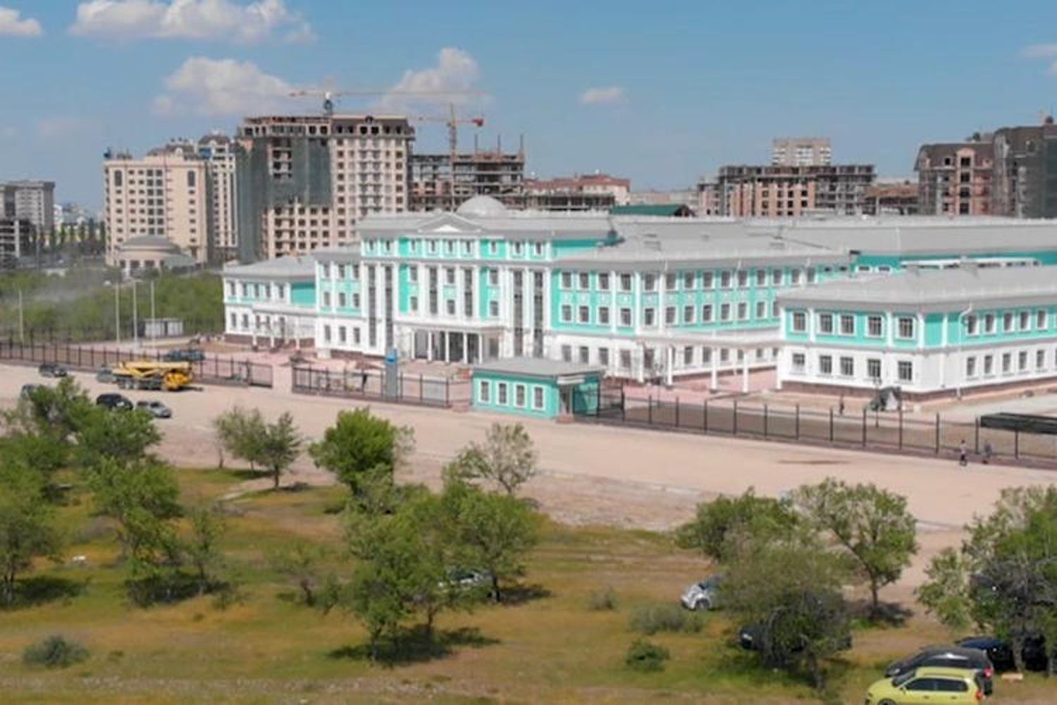 Мэрия отозвала из БГК проект постановления о передаче школы «Газпрома» спецфонду — Today.kg
