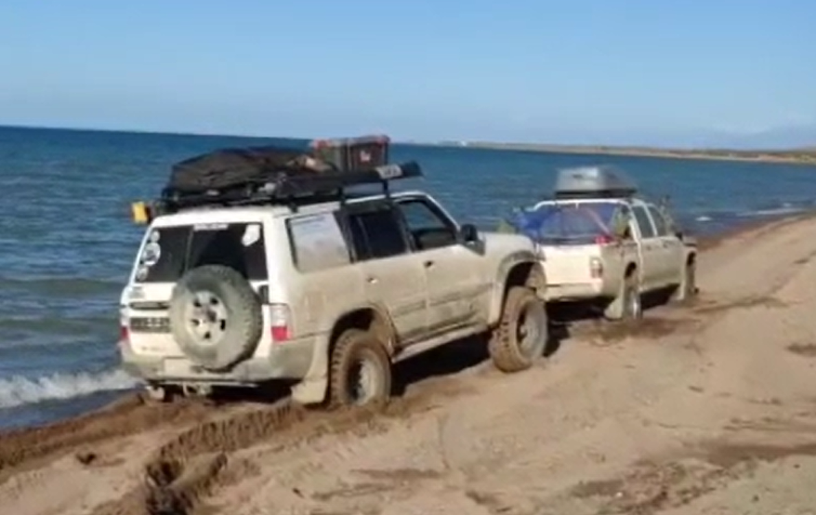 Одним видео: На пляж Иссык-Куля заехали три внедорожника — Today.kg
