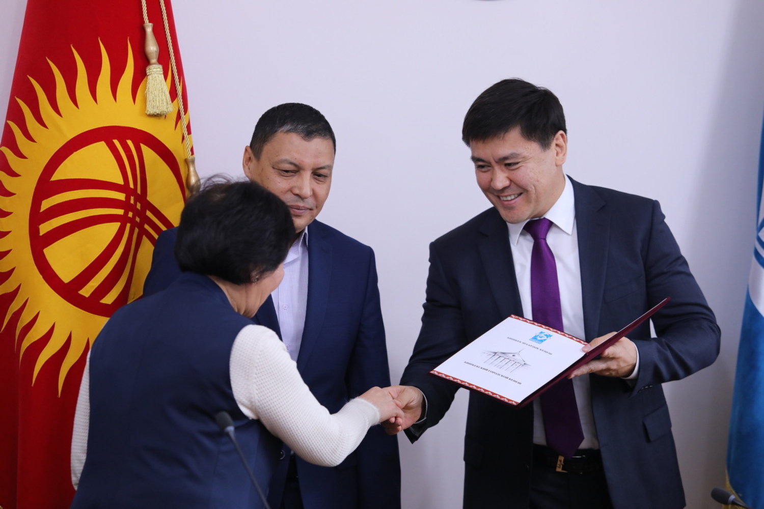 БГК ко Дню учителя вручил награды более 50 учителям и педагогам города Бишкек — Today.kg