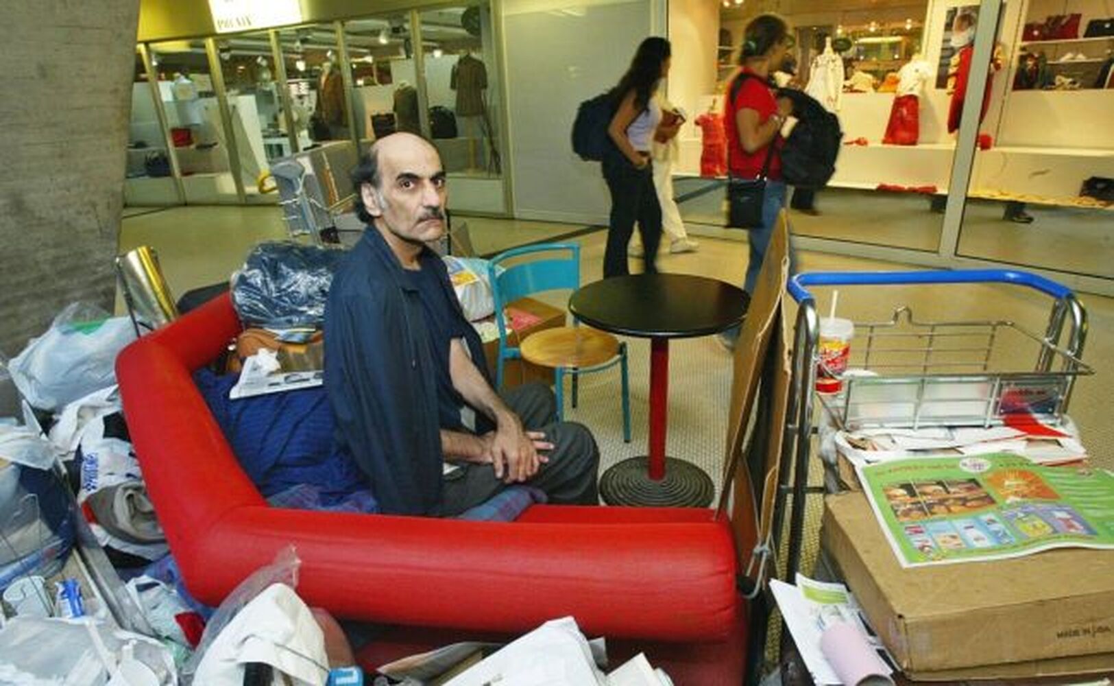 Умер иранец, проживший в парижском аэропорту 18 лет — Today.kg