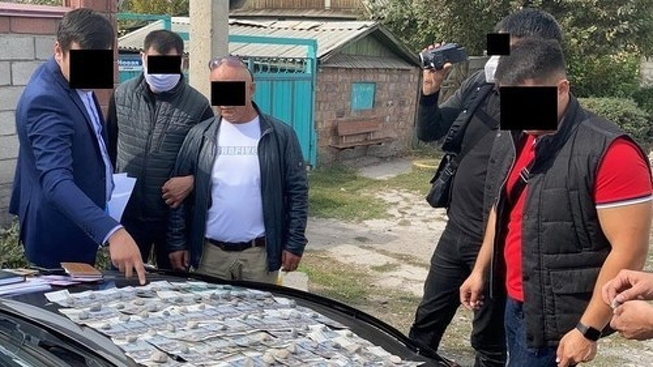 АКС ГКНБ: При сбыте наркотиков задержан полковник милиции. Фото — Today.kg
