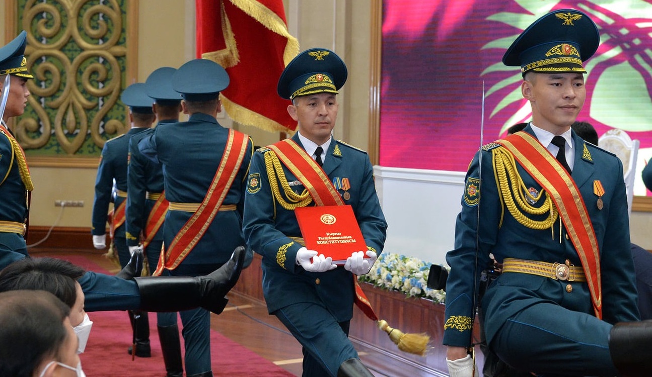 В Кыргызстане собираются отменить множество законов и написать новые. Объясняем, что происходит и причем здесь гильотина — Today.kg