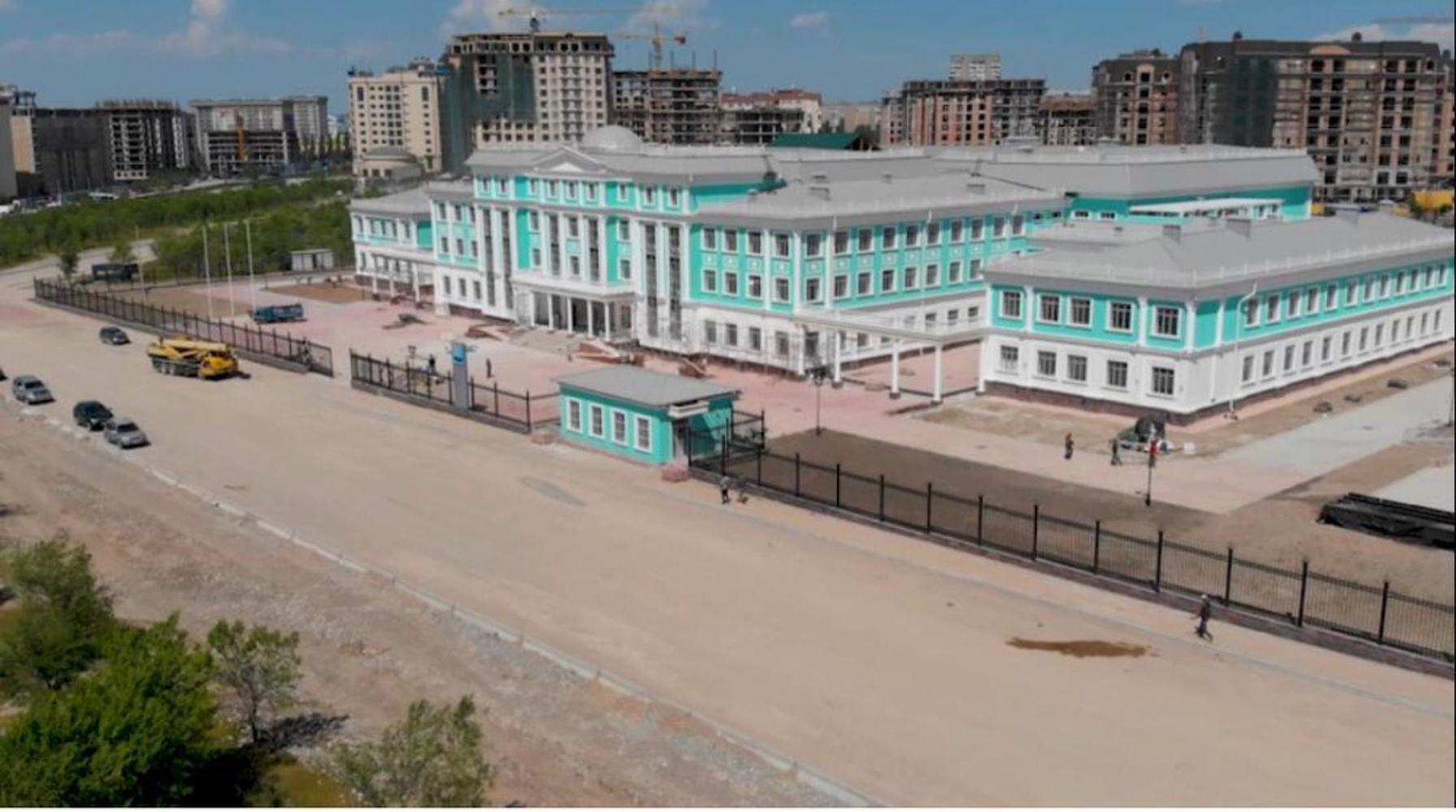 «Газпром» сам будет управлять построенной в Асанбае школой. Стоимость обучения составит 22 тыс. сомов в месяц — Today.kg