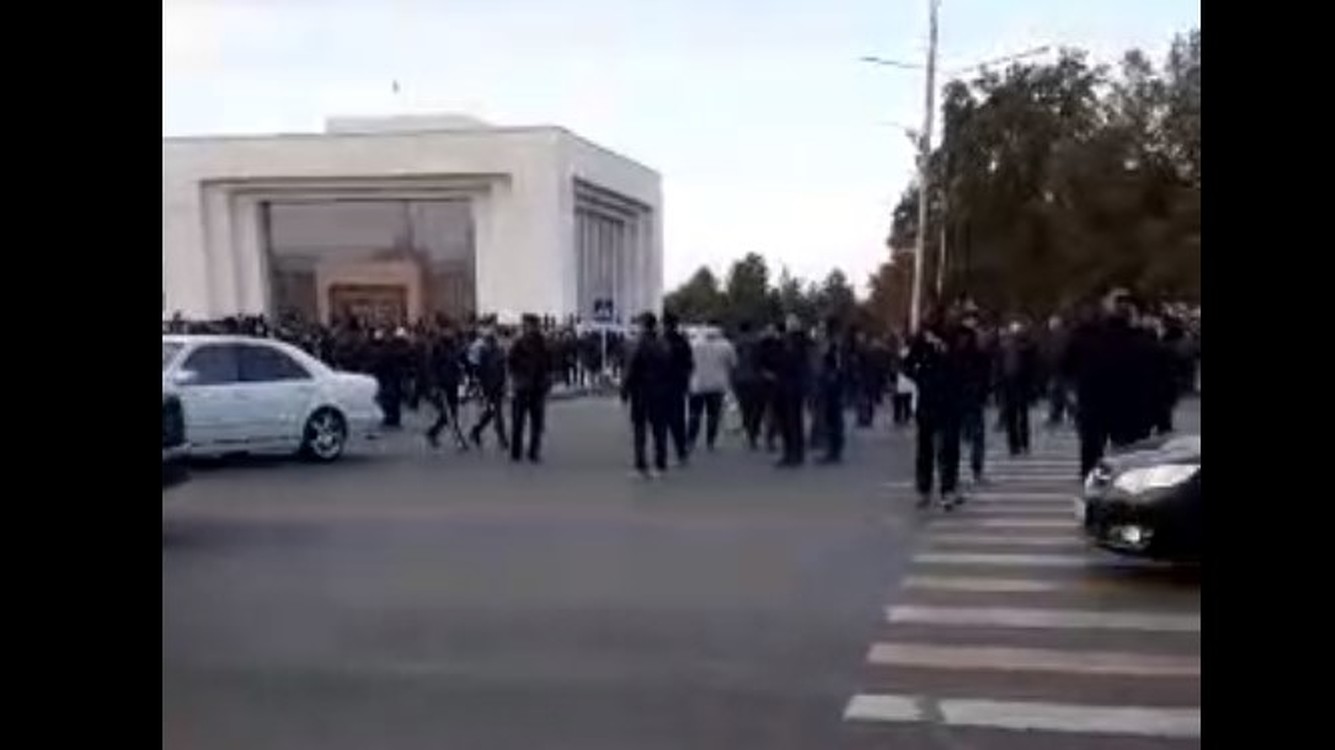 Сторонники Атамбаева и Бабанова отошли в сторону «Белого дома» — Today.kg