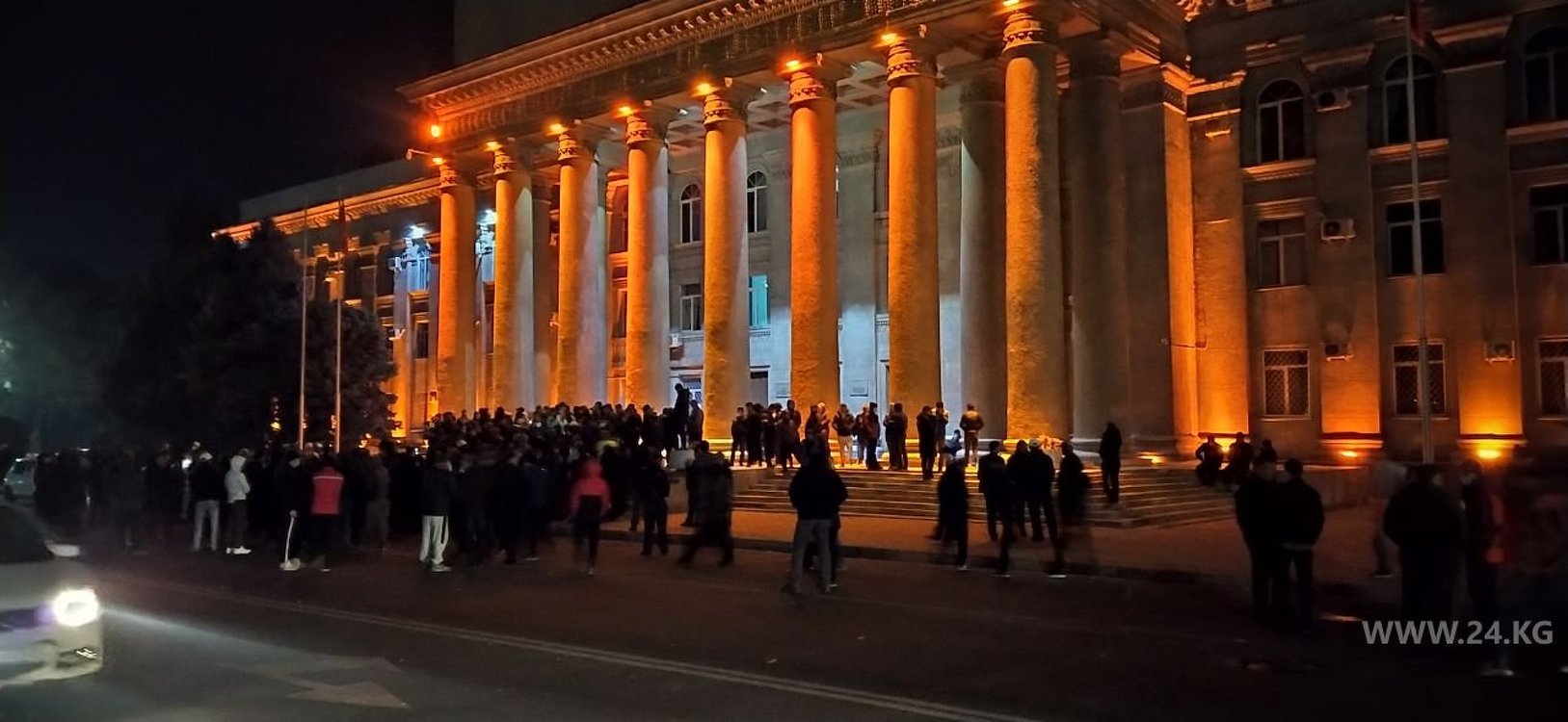 Митинг у Дома правительства закончился. Участники расходятся — Today.kg