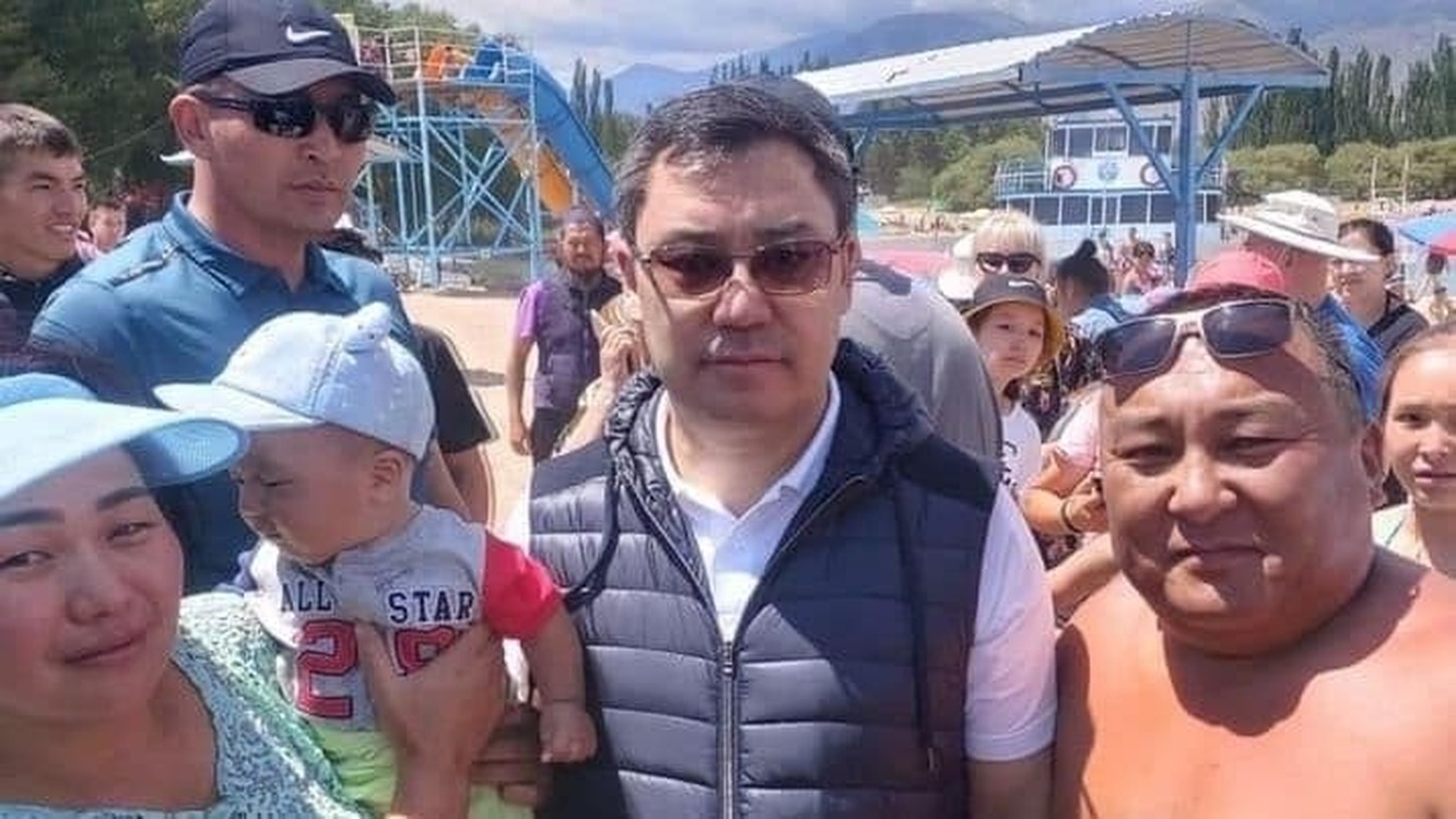 Factcheck: Мужчина, сфотографировавшийся с Жапаровым на пляже — его самый крупный спонсор на выборах — Today.kg