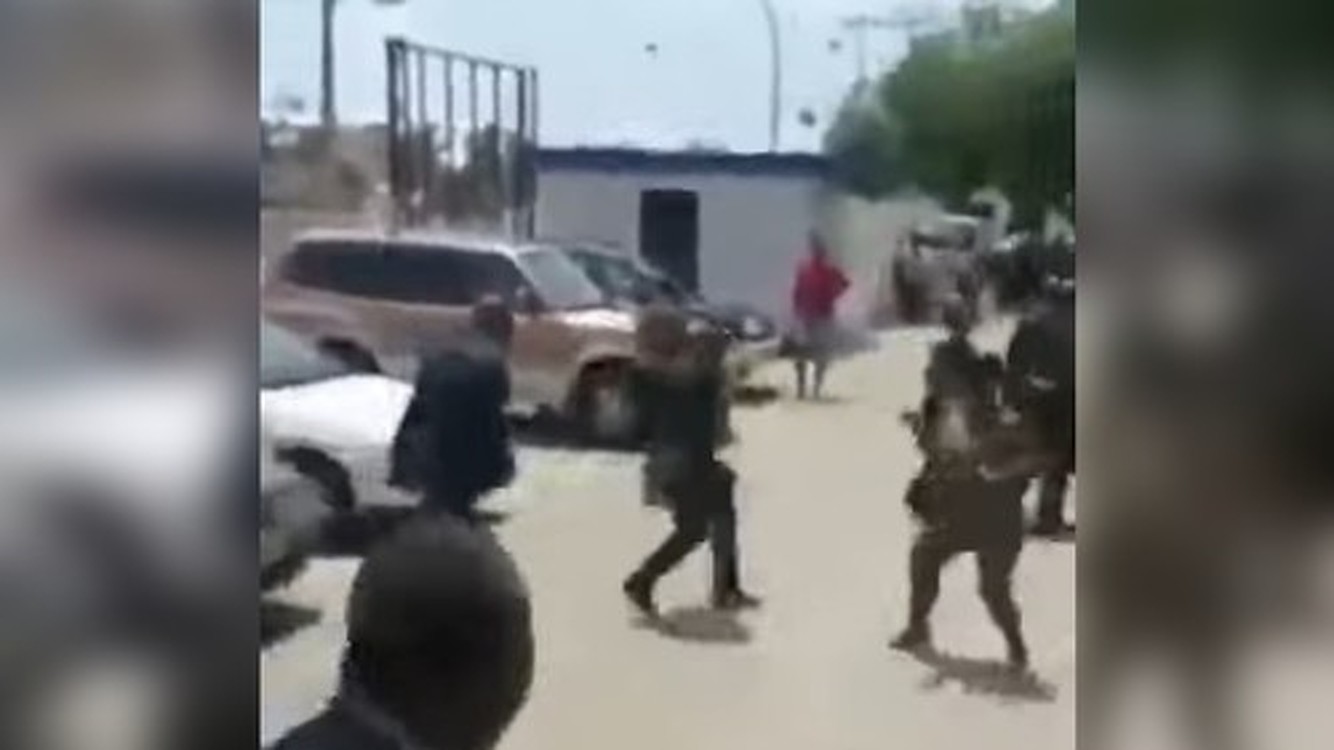 В сеть распространилось видео, где президент Гвинеи избивает министра труда на улице — Today.kg