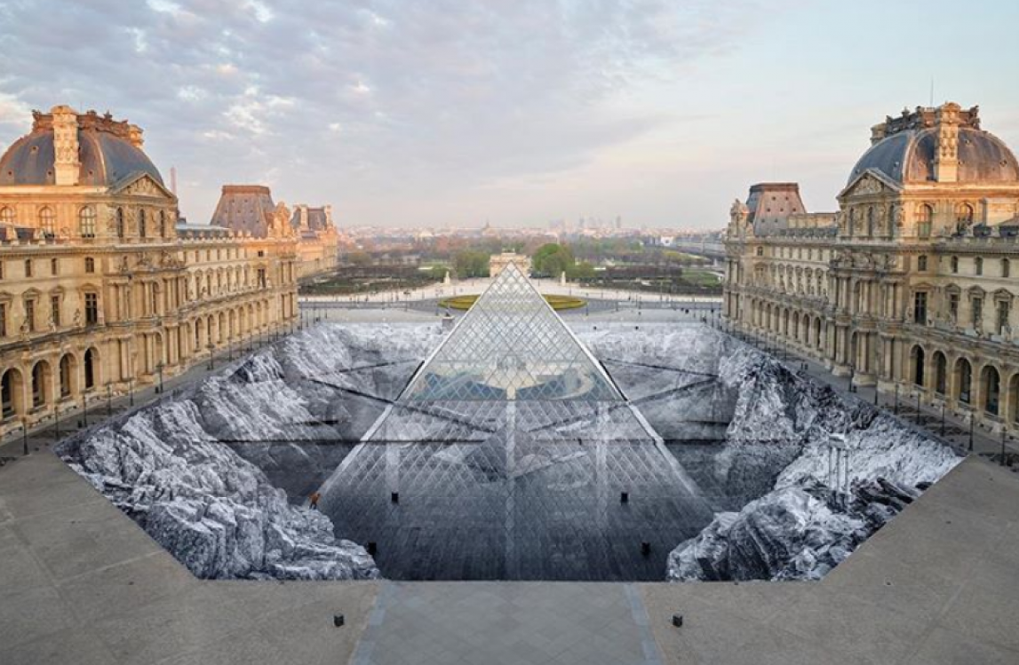 Возле Лувра в Париже появилась громадная оптическая иллюзия — фото — Today.kg