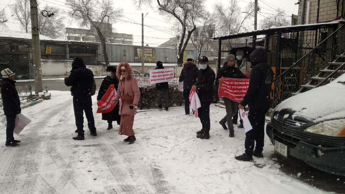 Митингующие у редакций «Кактуса» и «Клоопа» потребовали признать некоторые СМИ Кыргызстана иноагентами — Today.kg