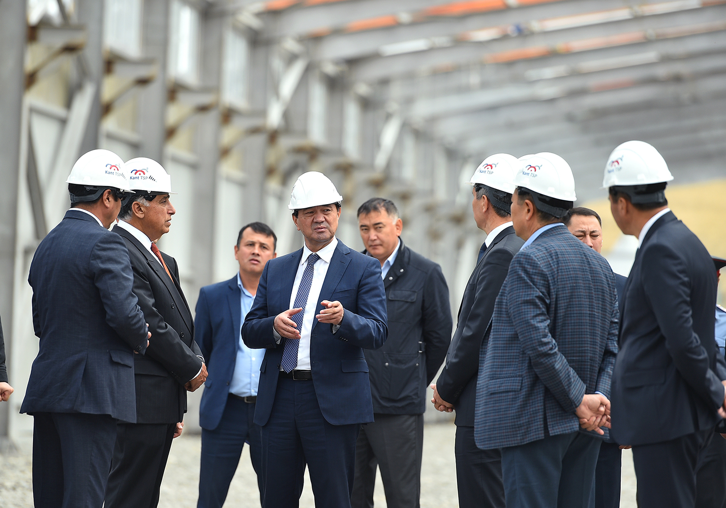 Абылгазиев съездил в Кызыл-Кию, где строят шиферный завод мощностью 3,7 млн шифера в год — Today.kg