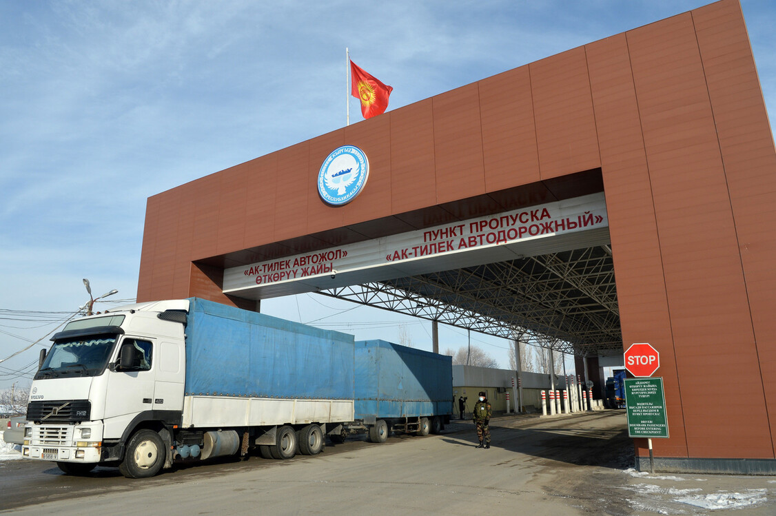 На кыргызско-казахской границе образовался затор грузовых фур — Today.kg