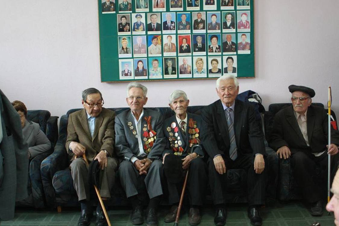 В Бишкеке сделали подарок ветеранам — им шьют костюмы — Today.kg