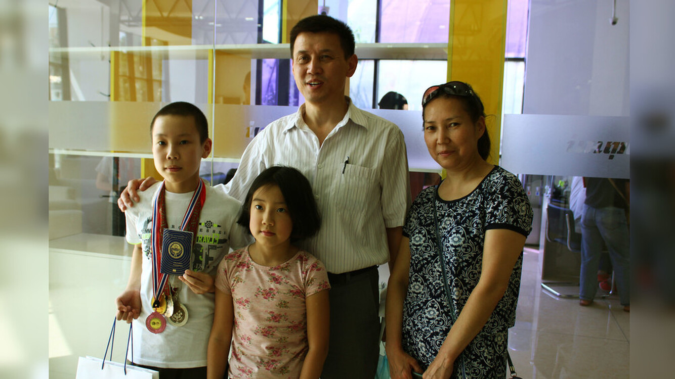 В Бишкеке началась выдача новых биометрических загранпаспортов. Их получили юные шахматисты — Today.kg