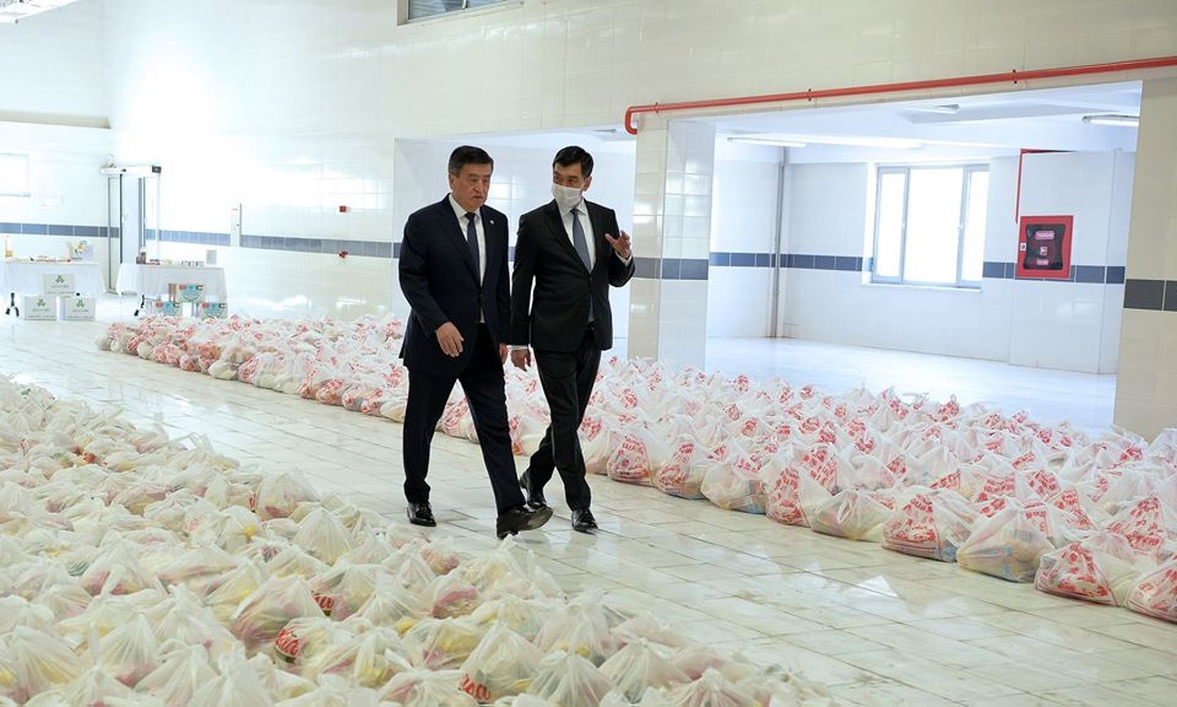 Президент ознакомился с работой мэрии Бишкека по оказанию гуманитарной помощи — Today.kg