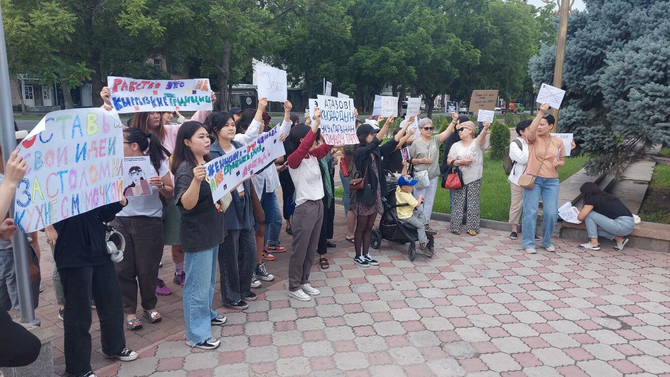 В Бишкеке проходит митинг против депутата Атазова — Today.kg