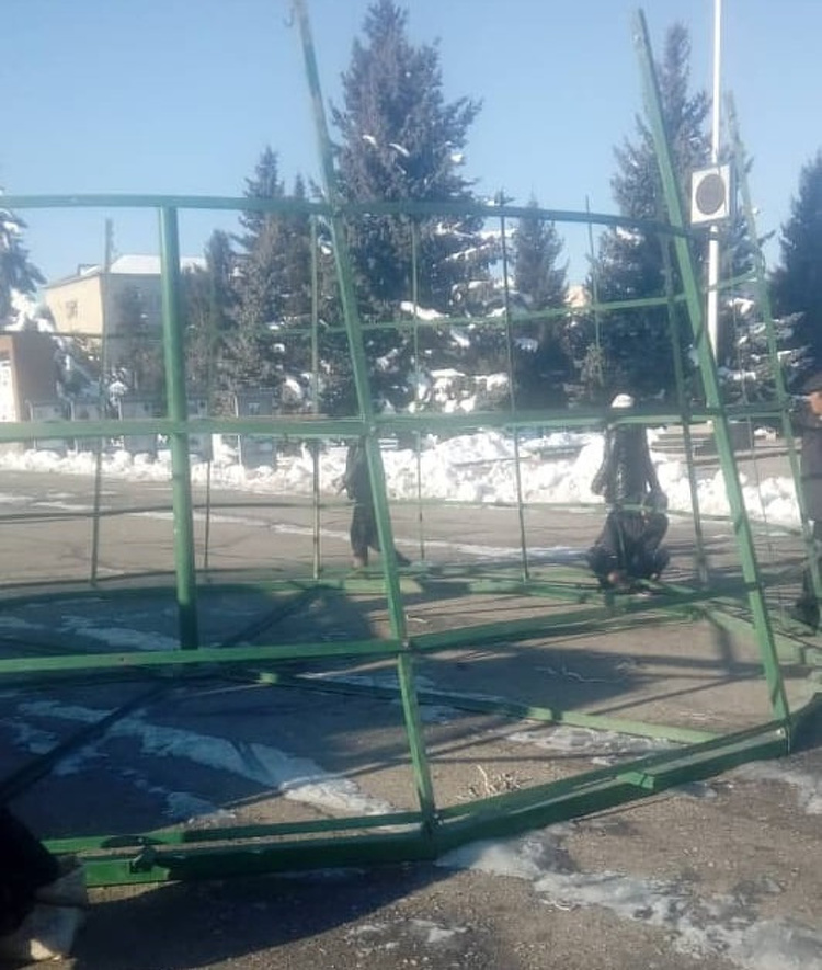 Каракол первым в Кыргызстане начал устанавливать новогоднюю елку — Today.kg