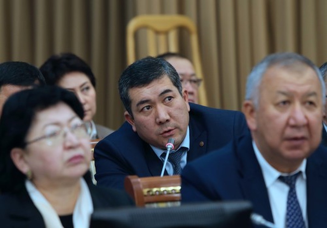 Депутат: На отремонтированном участке дороги Бишкек—Кара-Балта уже появились трещины и на разделительной полосе растет трава — Today.kg