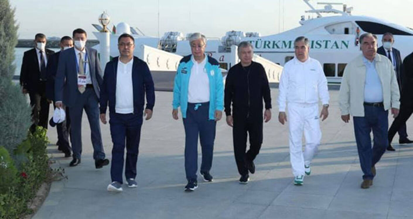 Главы стран ЦА в спортивной одежде — фото с прогулки в городе Туркменбаши — Today.kg