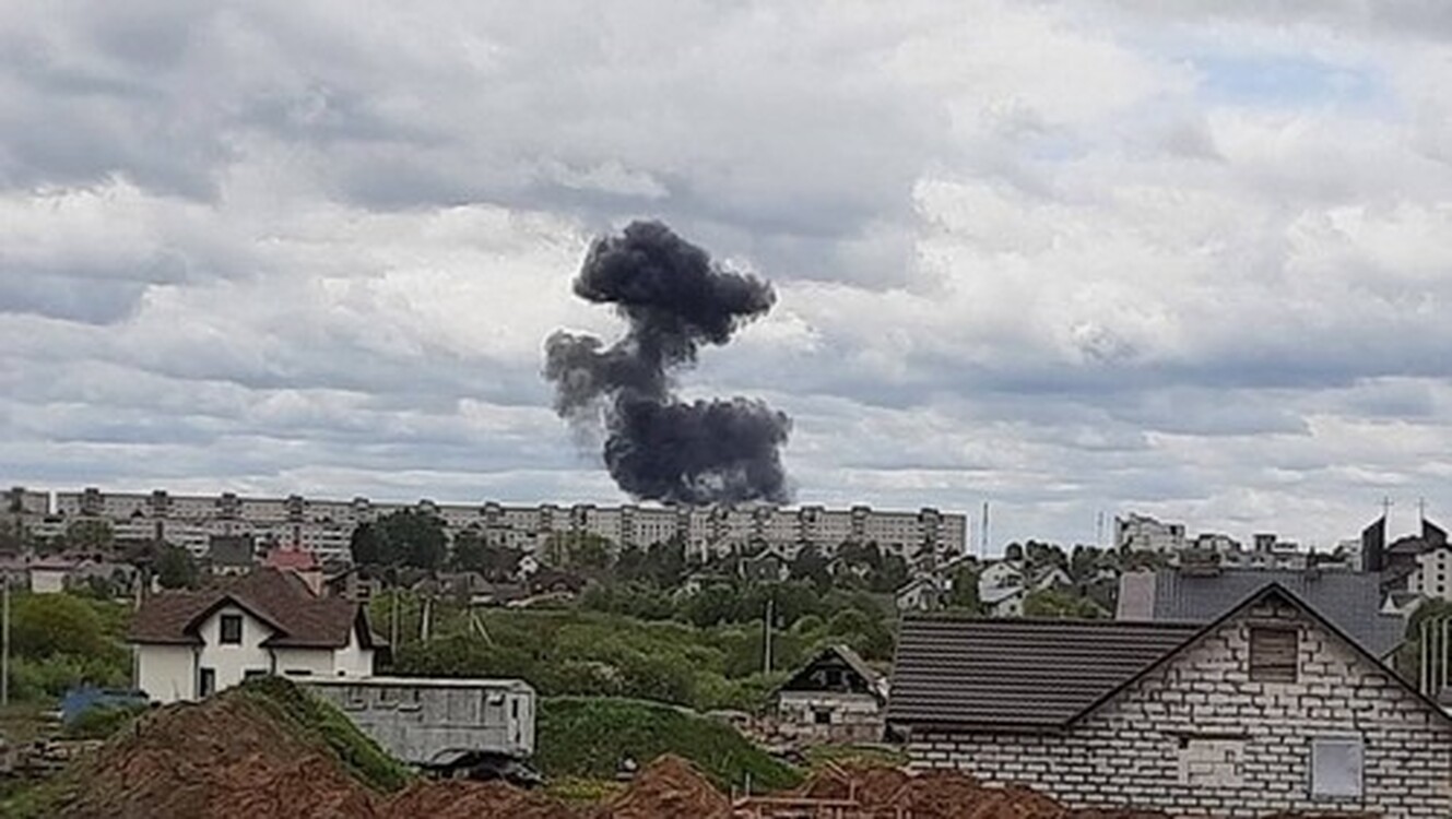 В Беларуси военный самолет упал на жилой дом — Today.kg