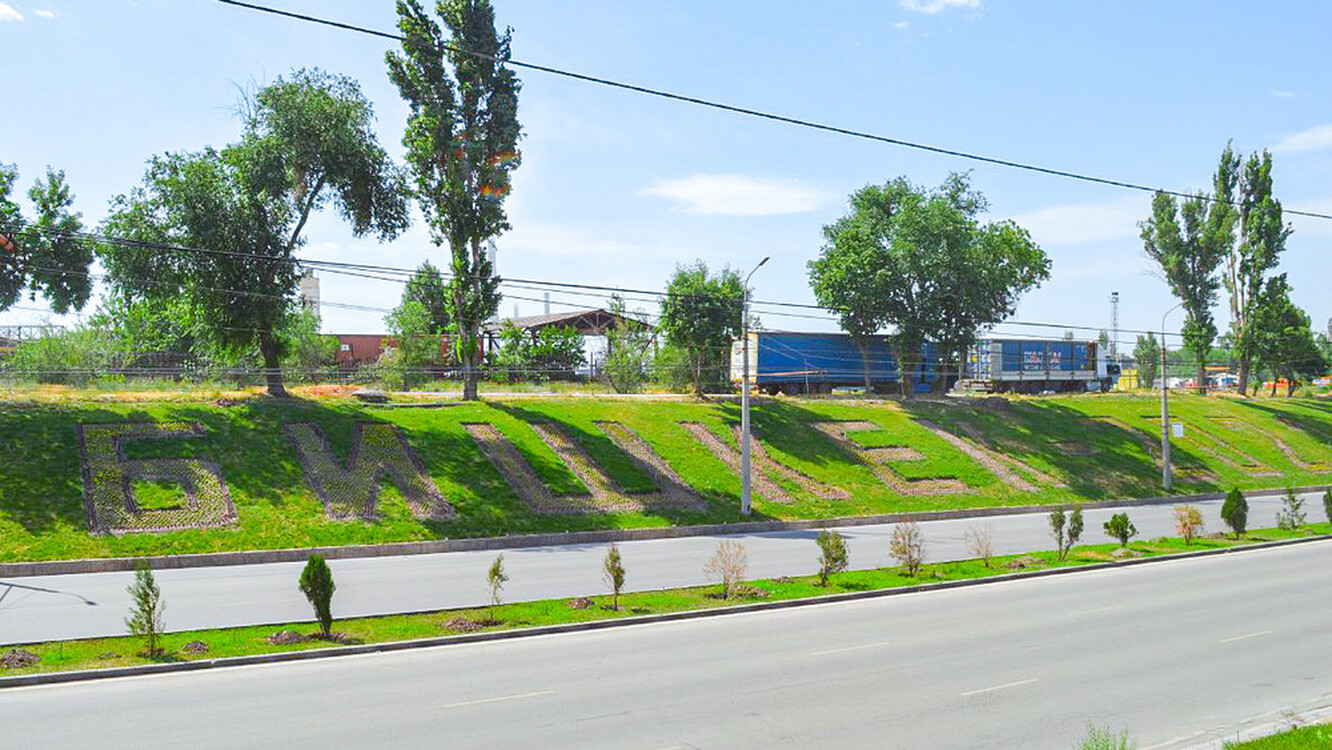 В Бишкеке появились надписи «Бишкек 2021» и «Кыргызстан 30 жыл», сделанные из цветов — Today.kg