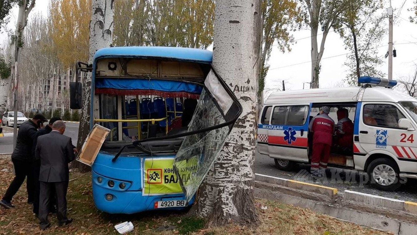 Бишкек: Автобус с пассажирами врезался в дерево, есть пострадавшие — Today.kg
