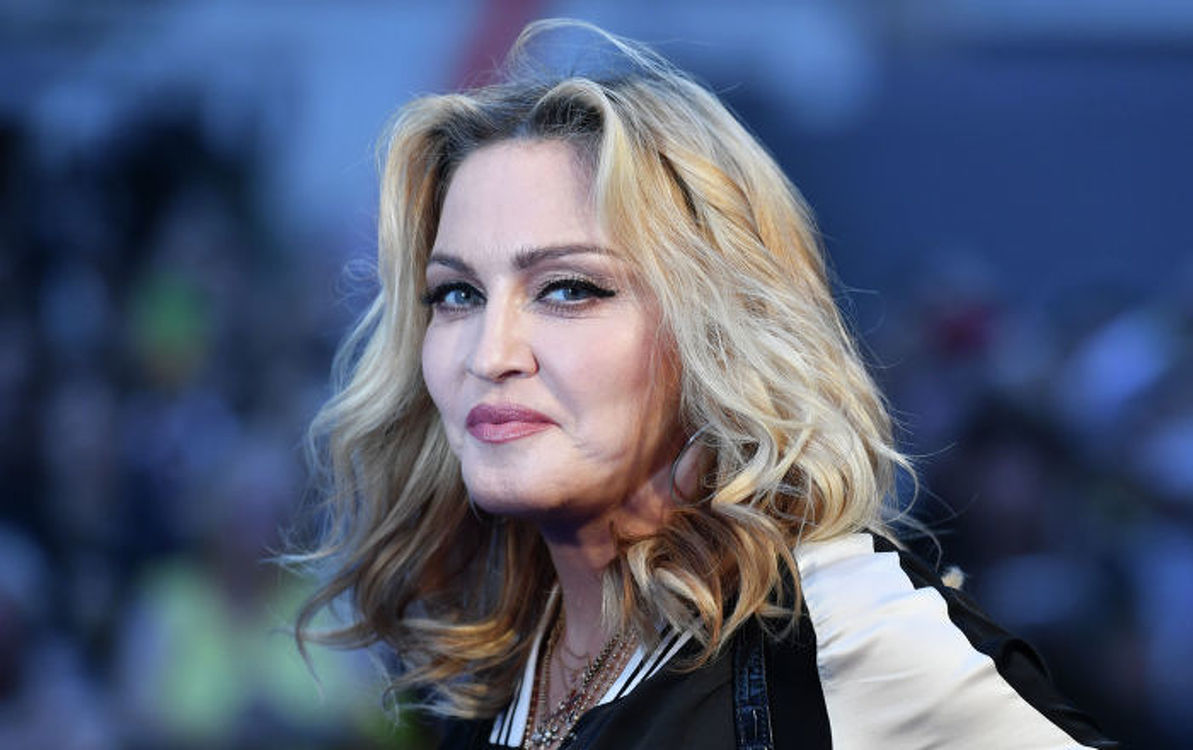 На костылях и с охраной — Мадонна пришла на митинг в Лондоне. Видео — Today.kg