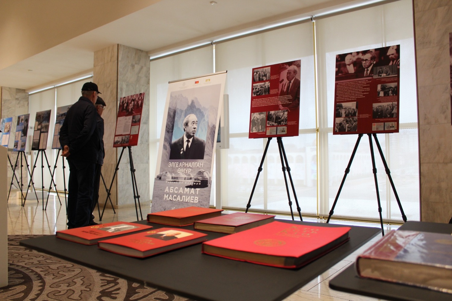 В Национальном историческом музее открылась выставка, посвященная 90-летию Абсамата Масалиева — Today.kg