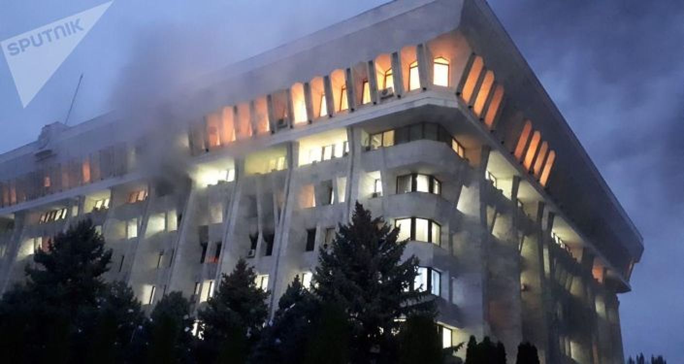 В Бишкеке горит Белый дом — фото — Today.kg