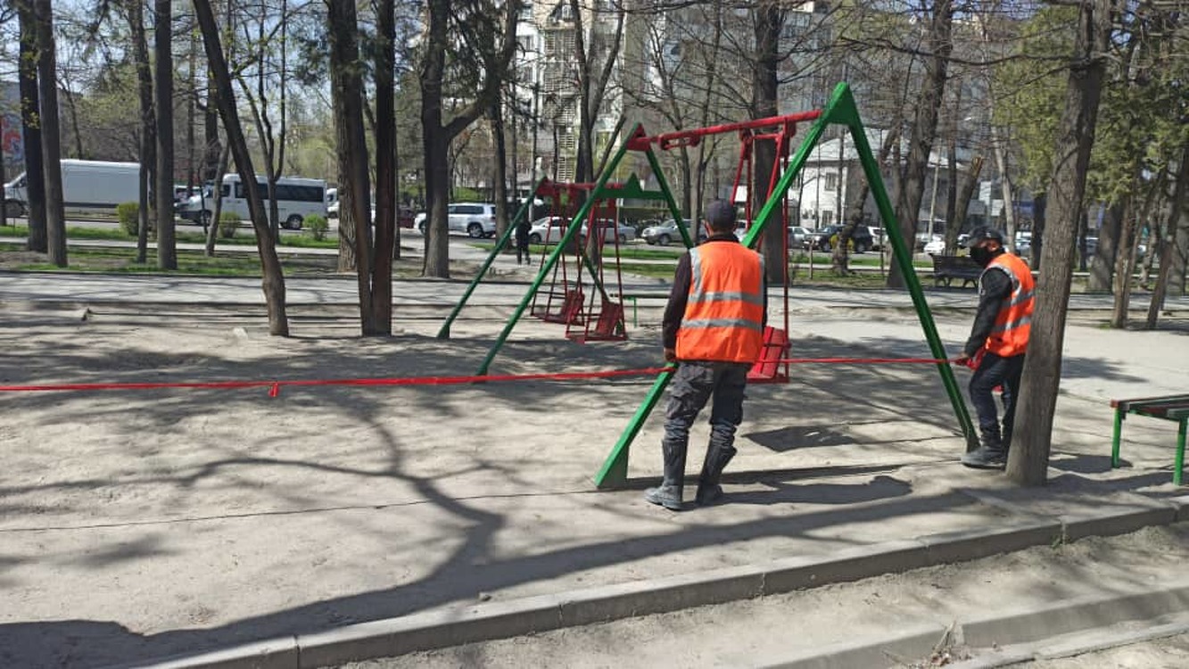 В Бишкеке на бульварах закрывают детские и воркаут-площадки: коронавирус — Today.kg
