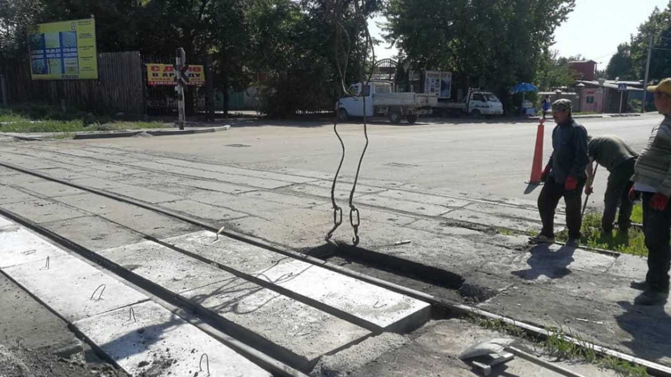 В Бишкеке устраняют дефекты на дорогах после ремонта   по китайскому гранту - фото — Today.kg