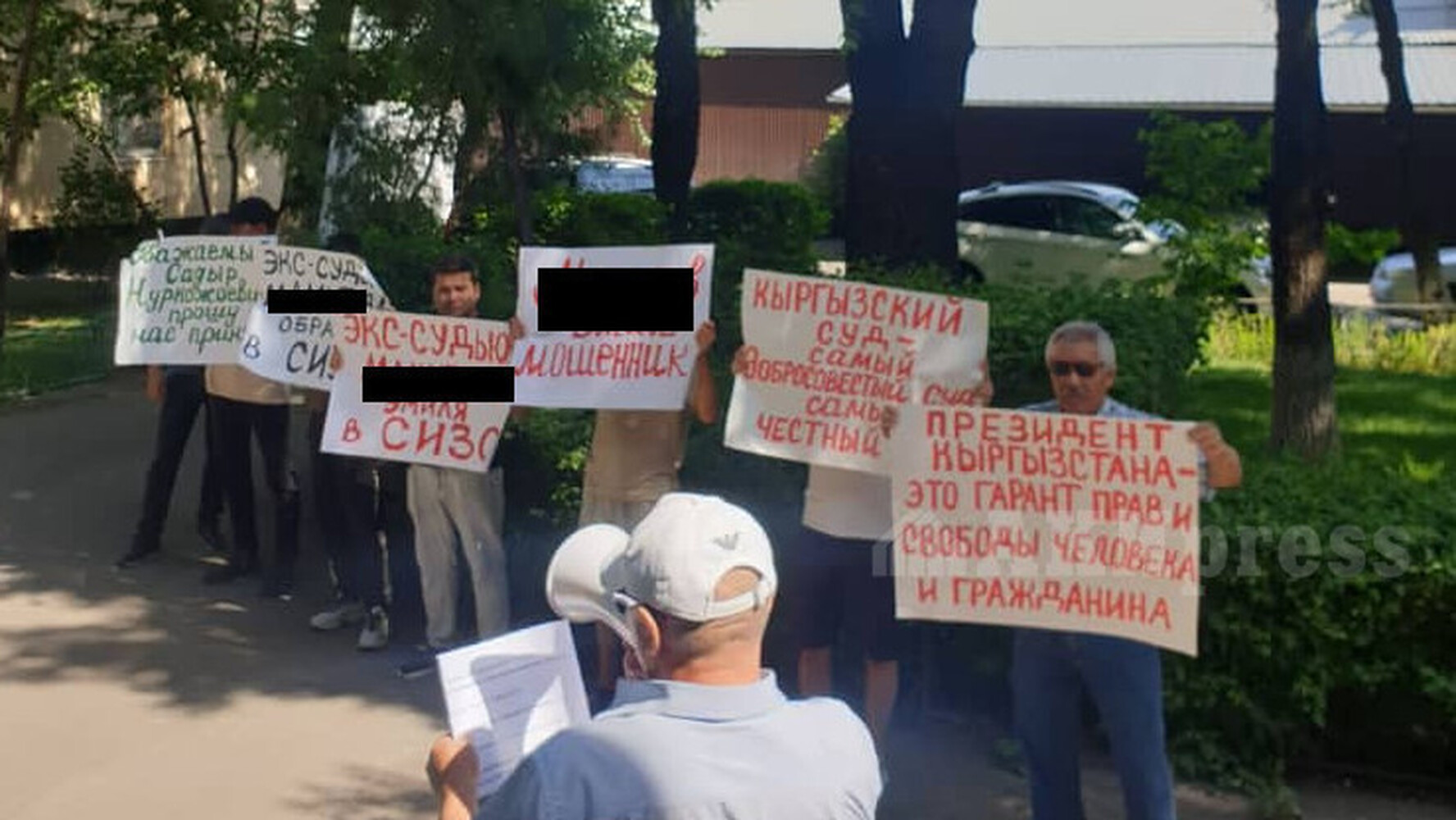 Возле Свердловского райсуда митингуют против бывшего судьи — Today.kg