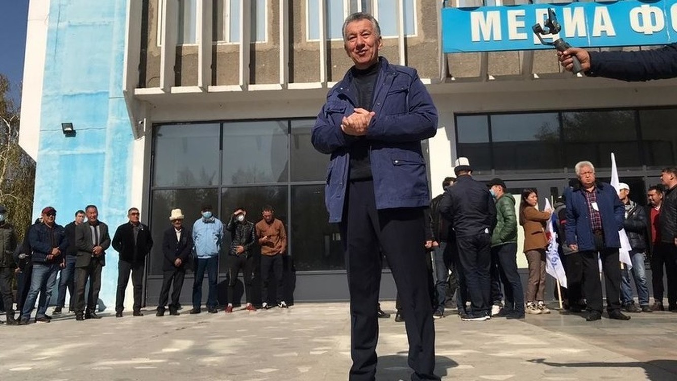 «Мы должны сказать нет негодяям», - Фарид Ниязов призвал собравшихся у «Медиа Форума» направиться на площадь — Today.kg