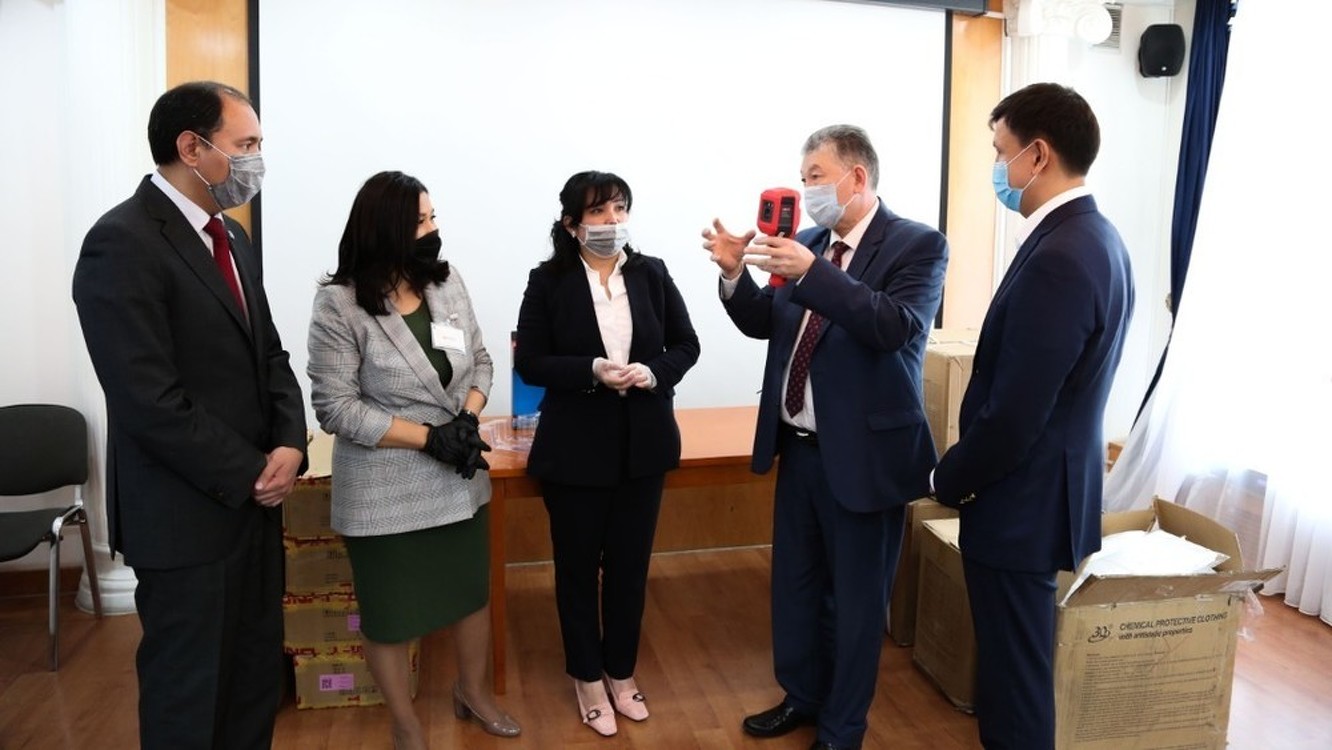 Почетные консулы иностранных государств и Rotary Club of Bishkek передали Минздраву тепловизоры и защитные костюмы — Today.kg