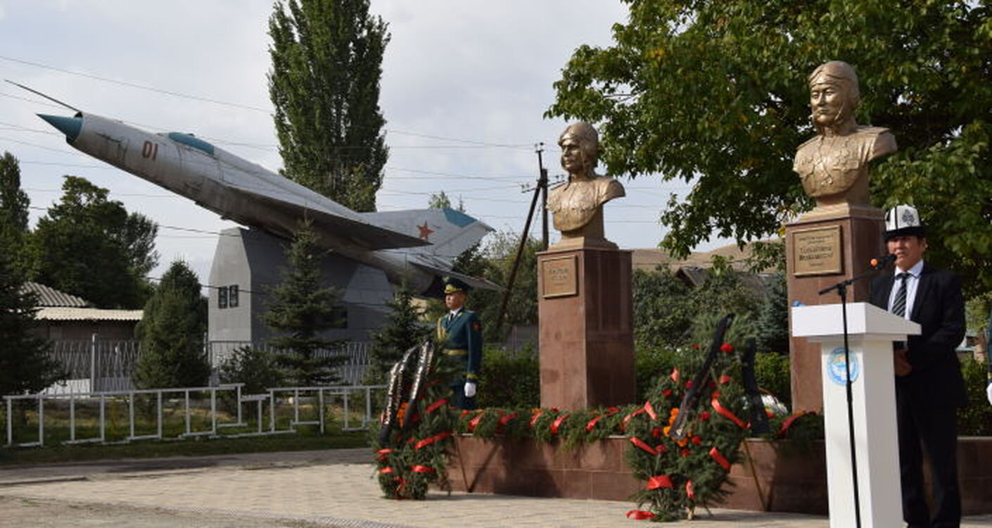 Памятник Герою СССР Исмаилбеку Таранчиеву открыли в Бишкеке — фото — Today.kg