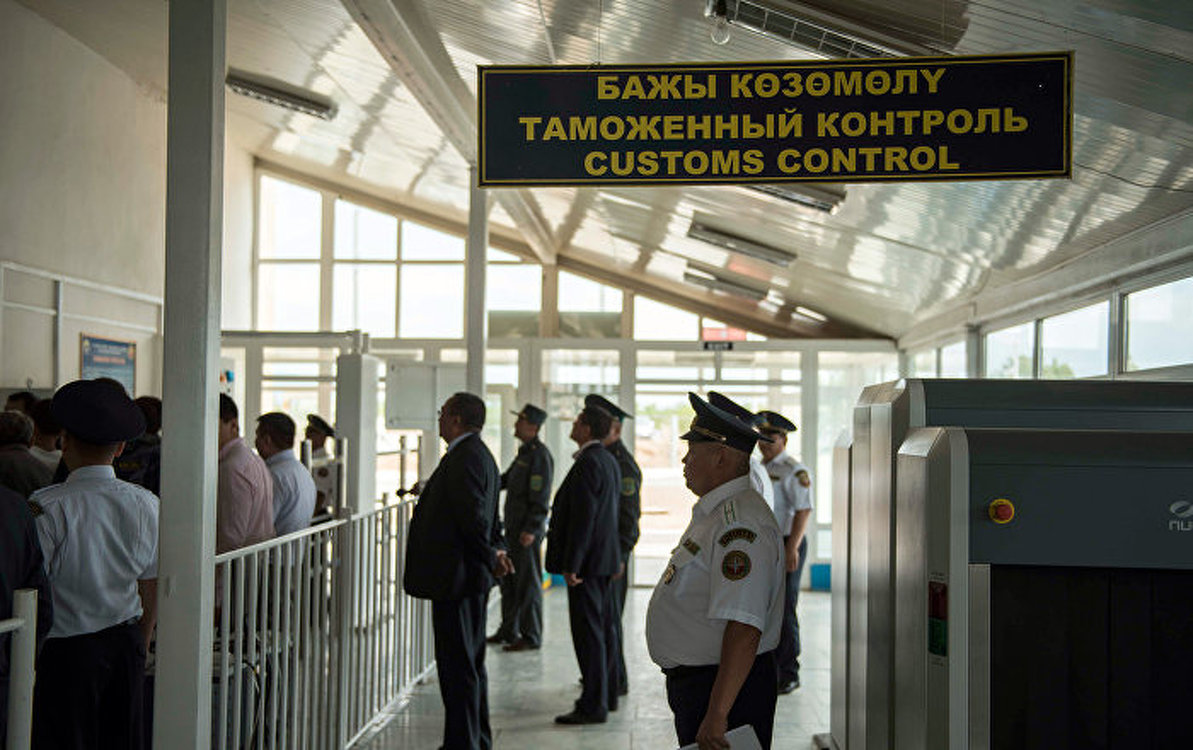 Таможенники допрашивали мальчика, прибывшего из Нью-Йорка в Бишкек. Почему — Today.kg