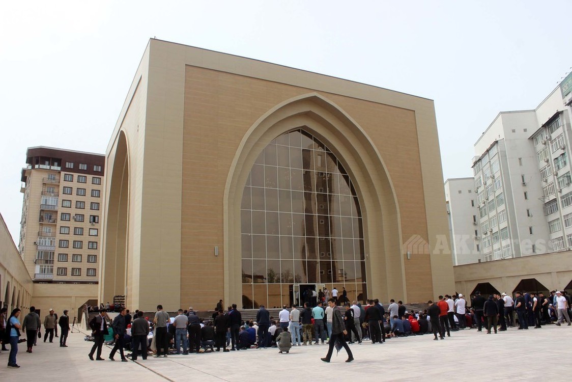 Более 4 тыс. человек, включая экс-президента Атамбаева, на жума-намазе в новой мечети — Today.kg