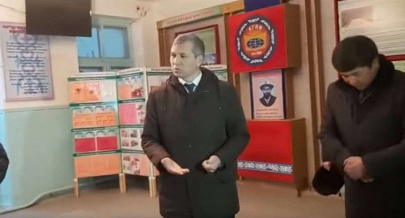 Акрам Мадумаров отчитал преподавателей за то, они что не носят галстук (видео) — Today.kg