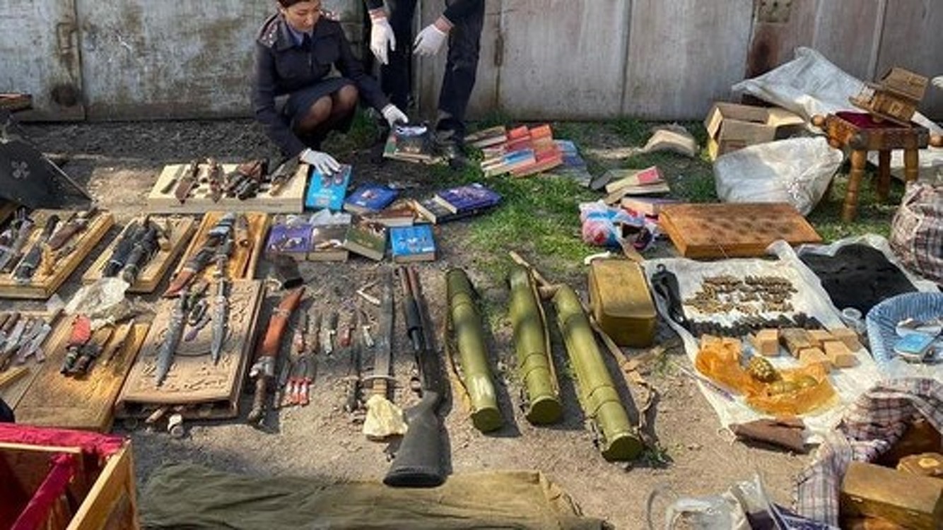 Винчестер, противотанковая граната, мечи — В Бишкеке обнаружен целый арсенал оружия — Today.kg