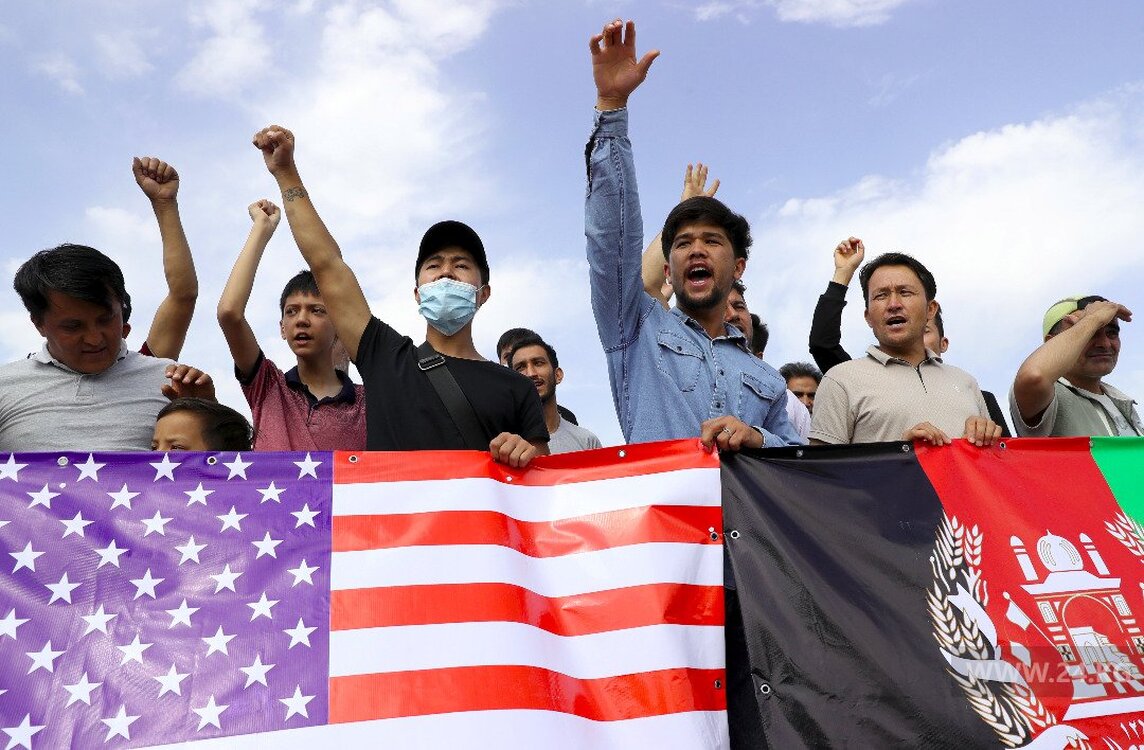 Беженцы из Афганистана вновь вышли на митинг к посольству США в Бишкеке — Today.kg