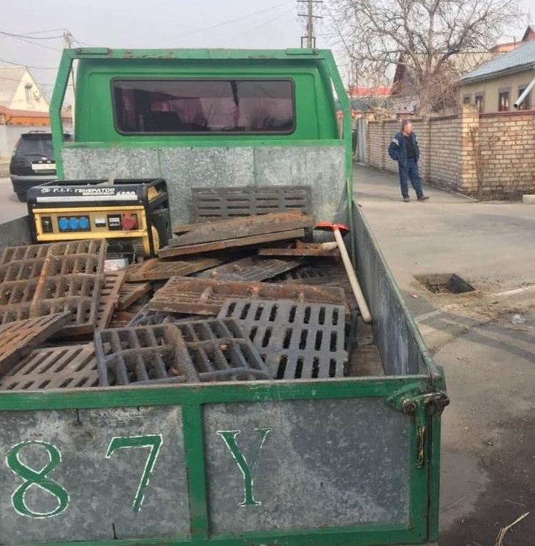 В Бишкеке неизвестные крадут приваренные чугунные люки — Today.kg