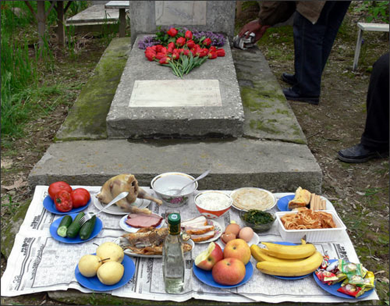 Еда на кладбище