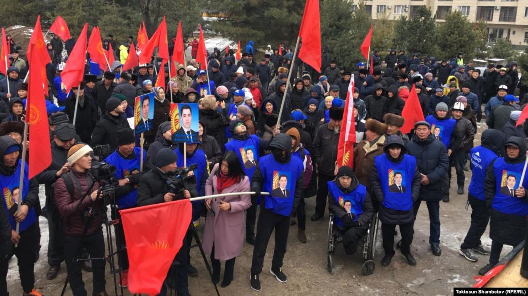 В Бишкеке проходит митинг сторонников экс-депутата Садыра Жапарова. — Today.kg