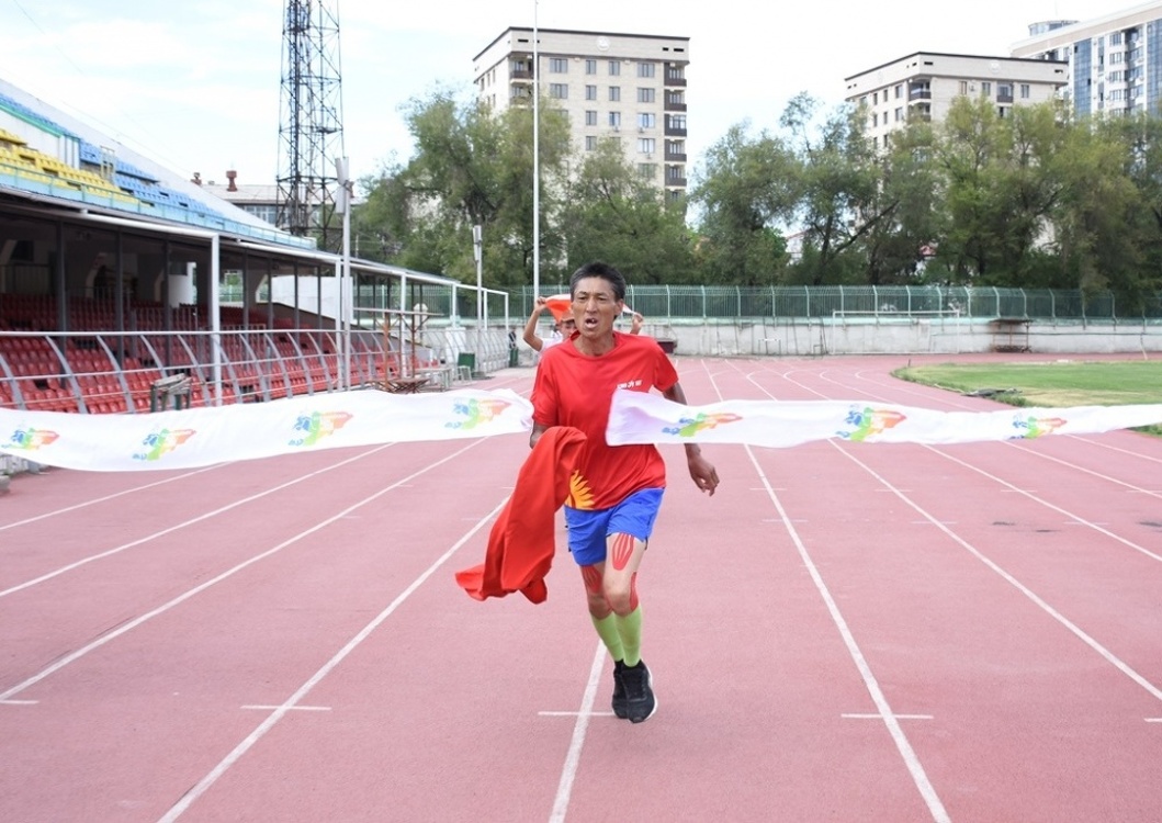 Бегун-любитель пробежал ультрамарафон из Ат-Башинского района до Бишкека — Today.kg